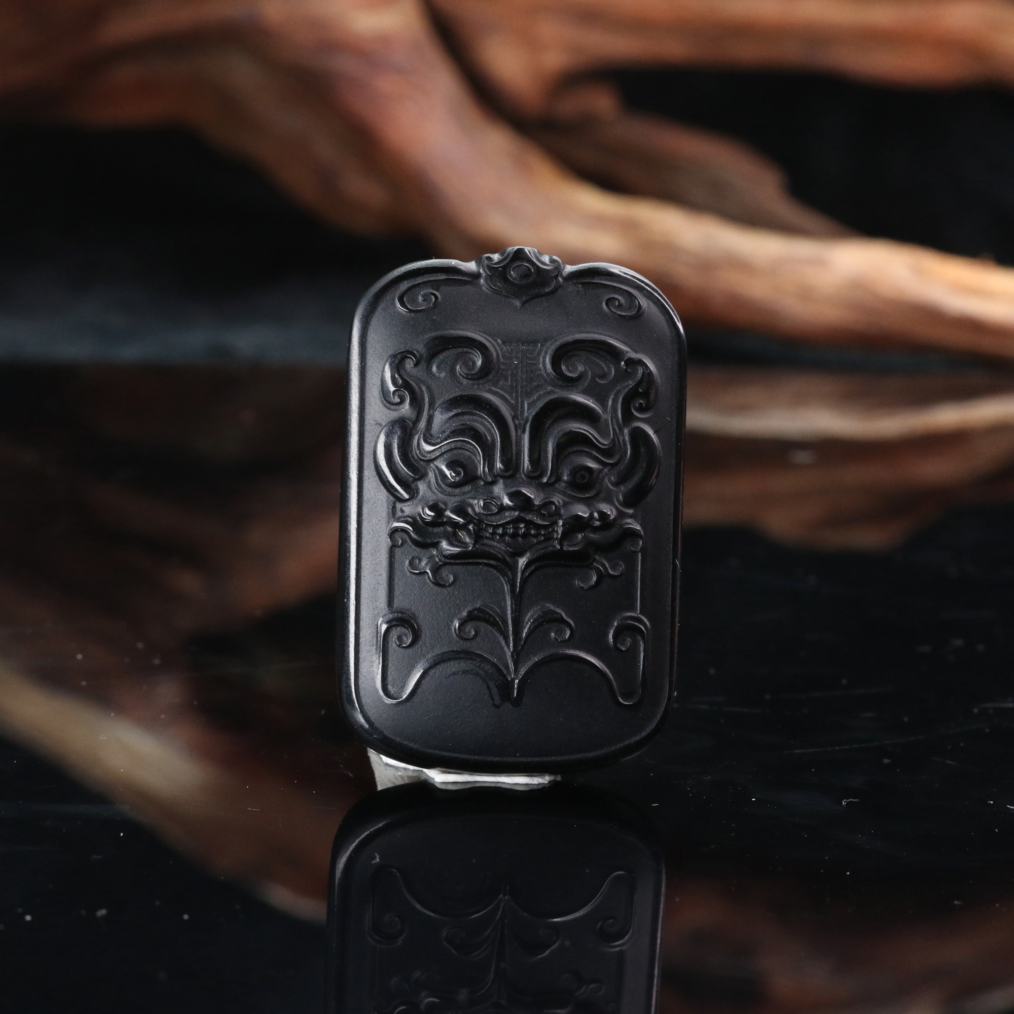 20和田玉墨玉貔貅牌/401923上海嘉禾拍卖