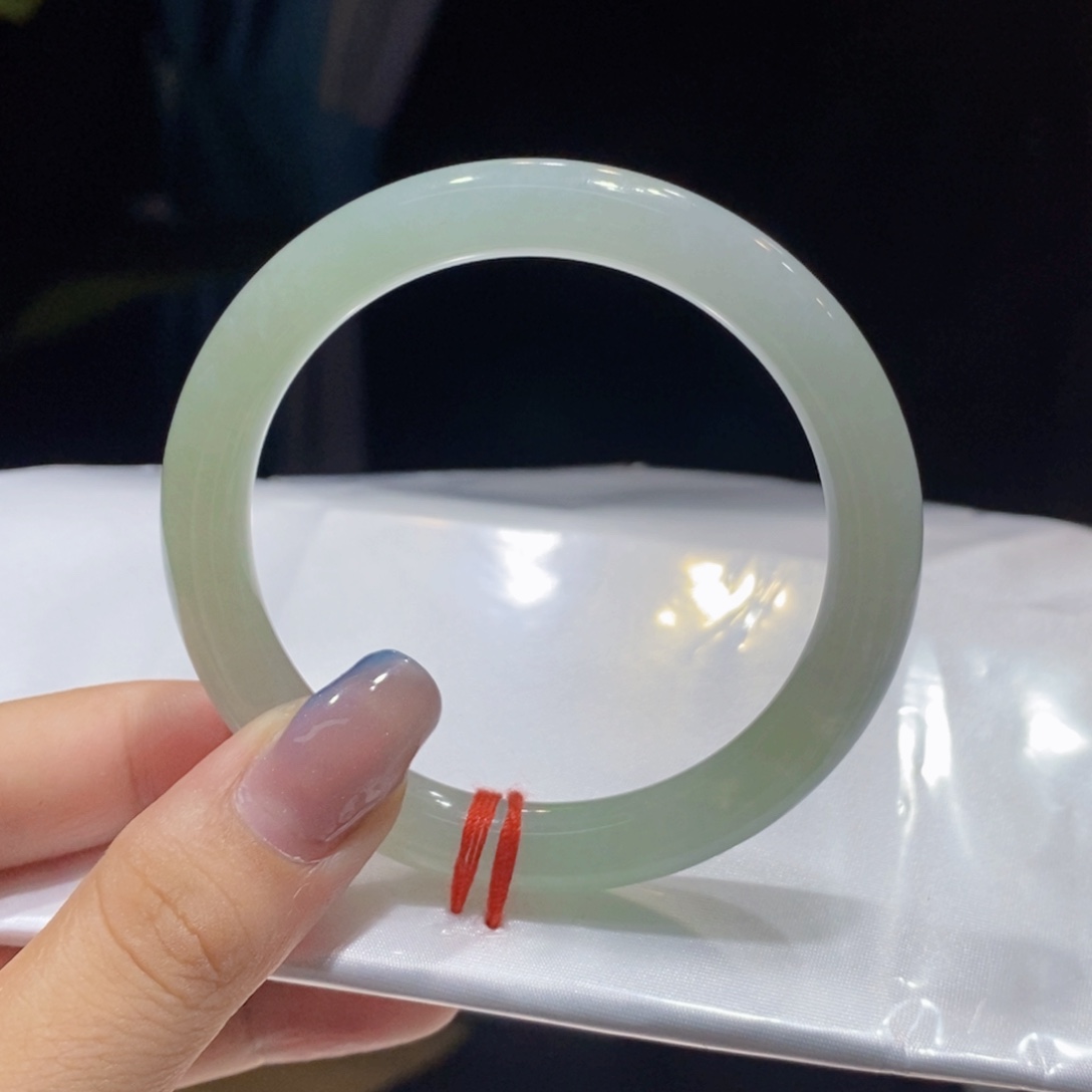翡翠手镯未镶嵌翡翠手镯