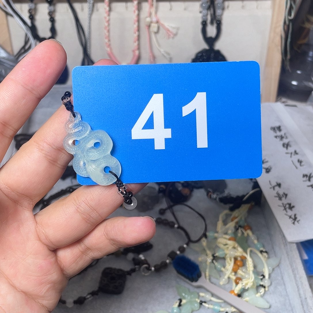 蛇纹石玉颈饰合金