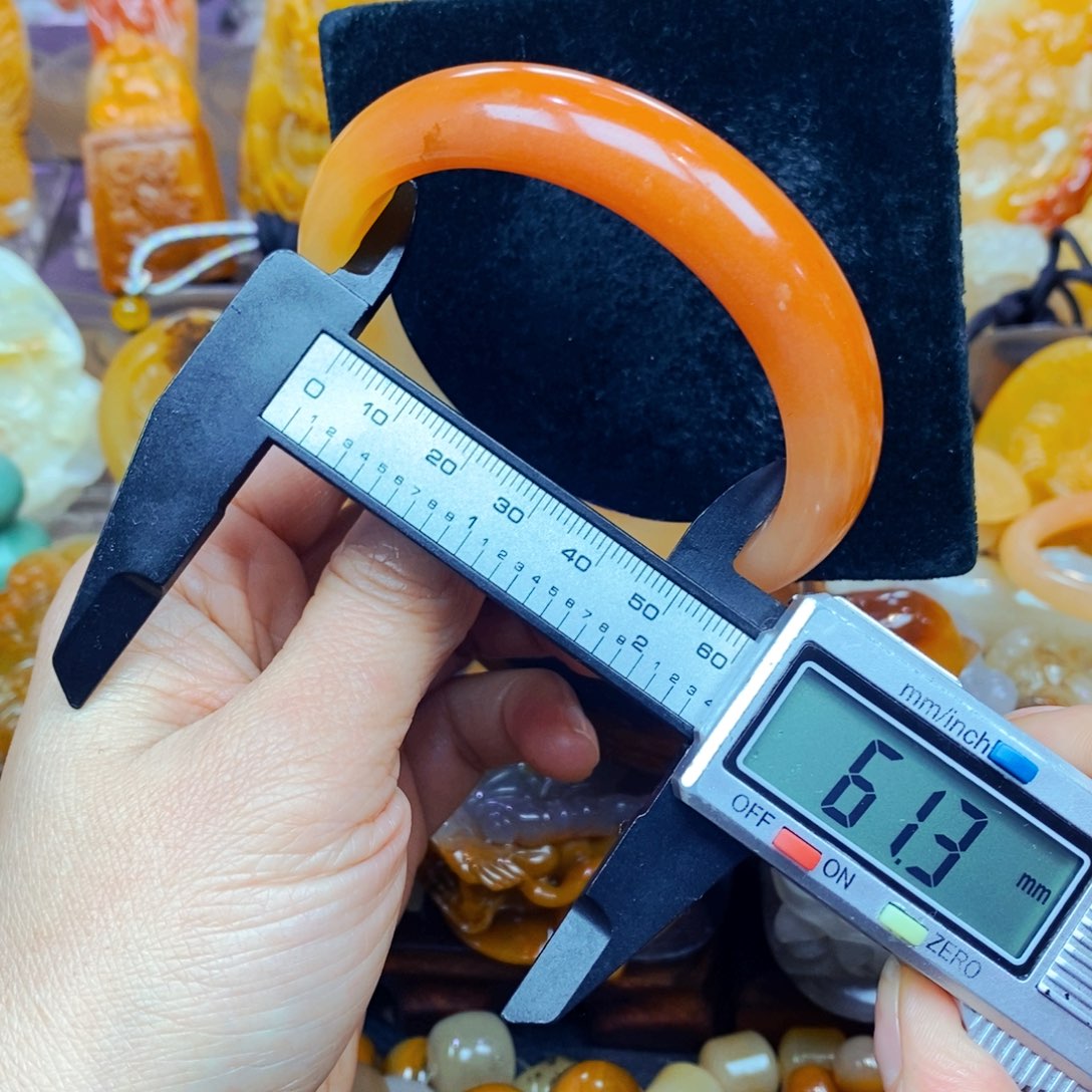 未镶嵌石英质玉（黄龙玉）颈饰