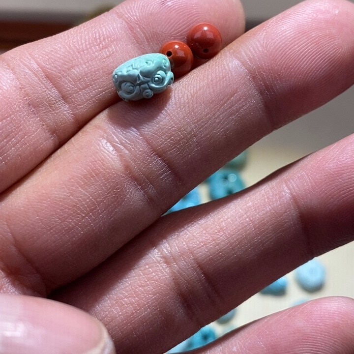 绿松石颈饰未镶嵌田***?