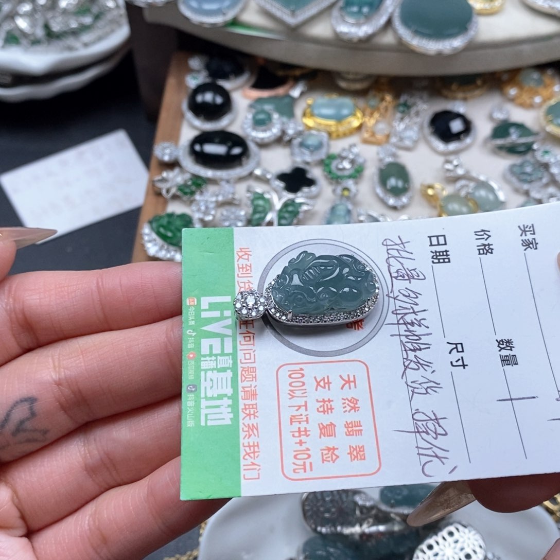 翡翠颈饰未镶嵌翡翠