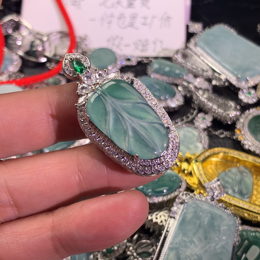 翡翠颈饰未镶嵌叶子