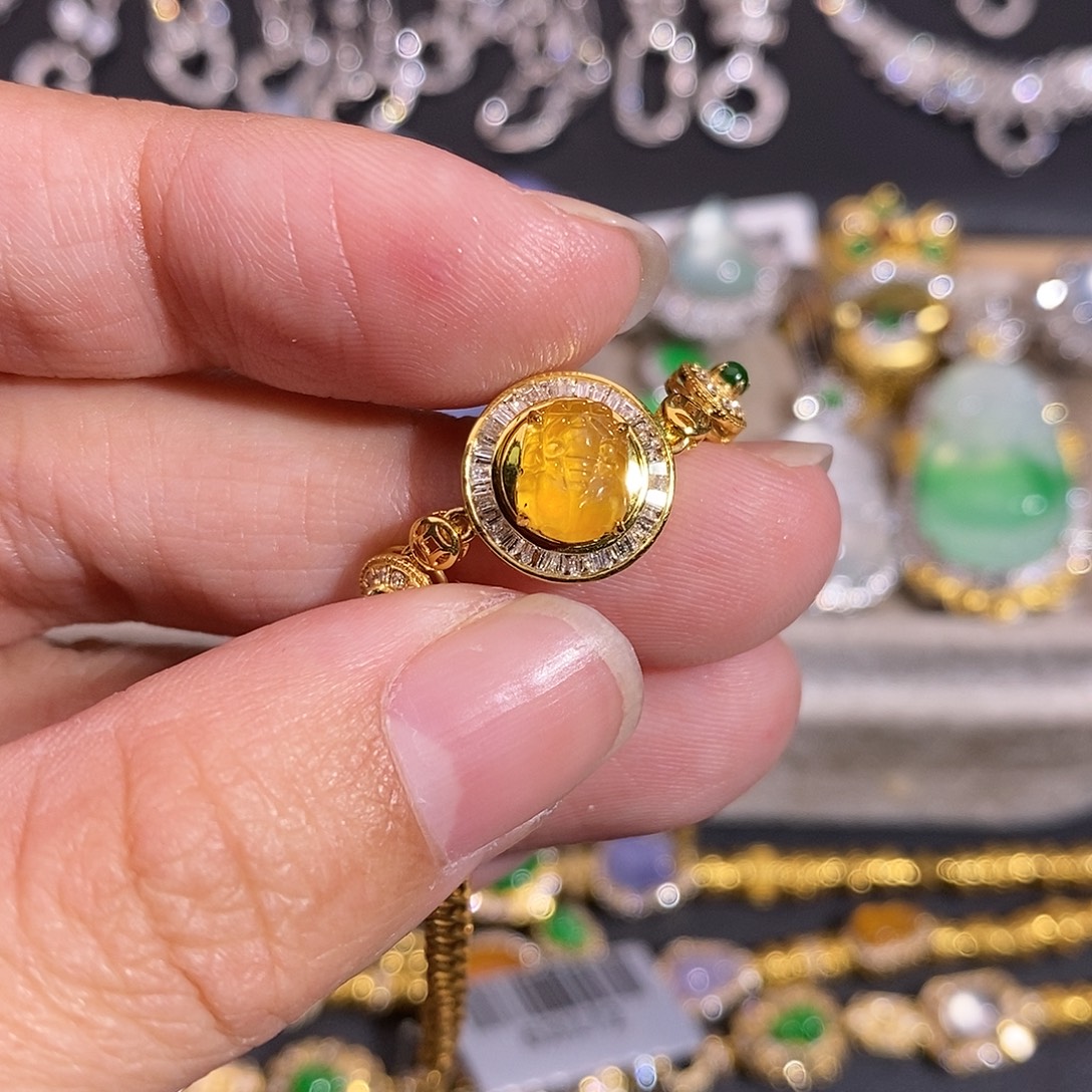 翡翠18K金镶嵌颈饰