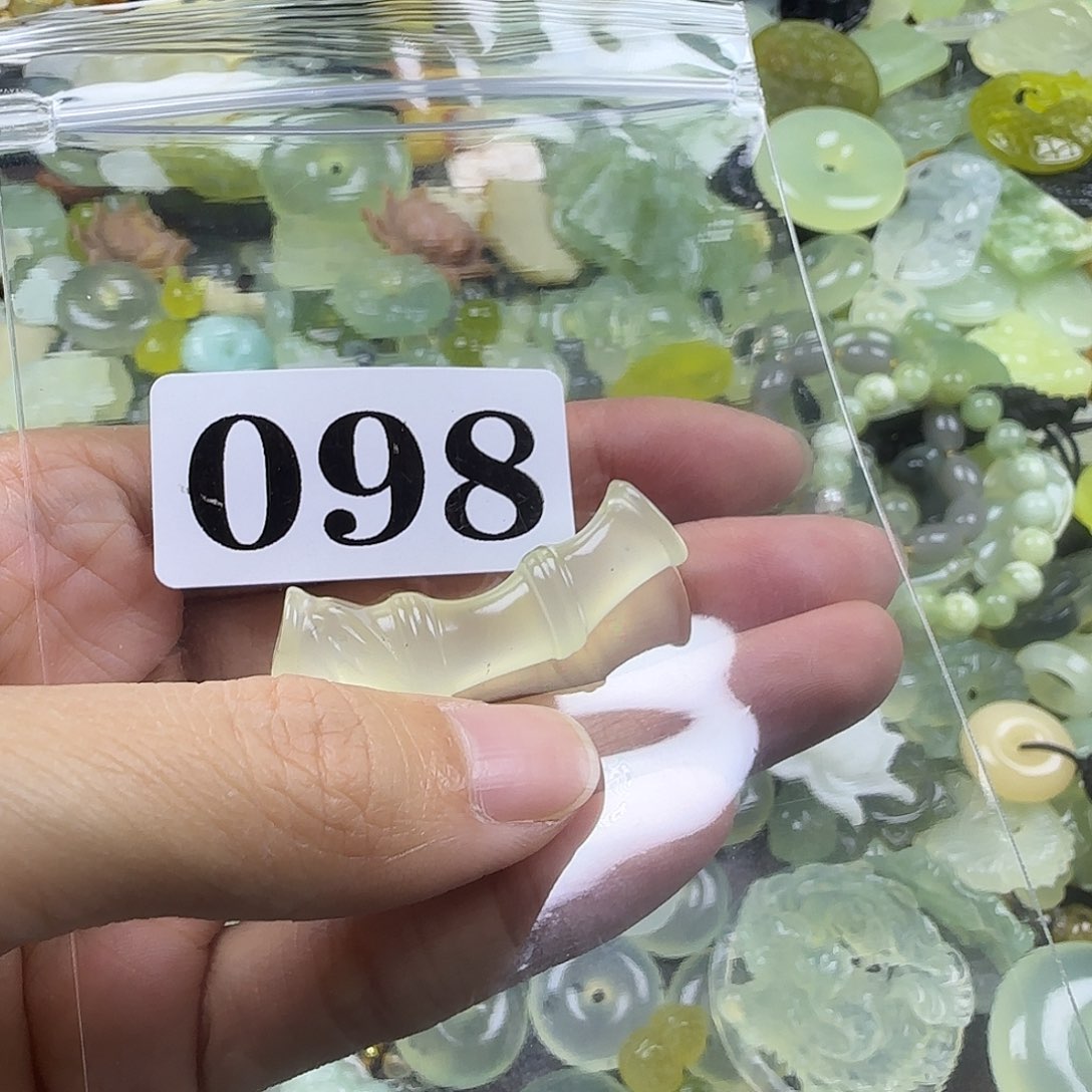 蛇纹石玉未镶嵌岫玉吊坠