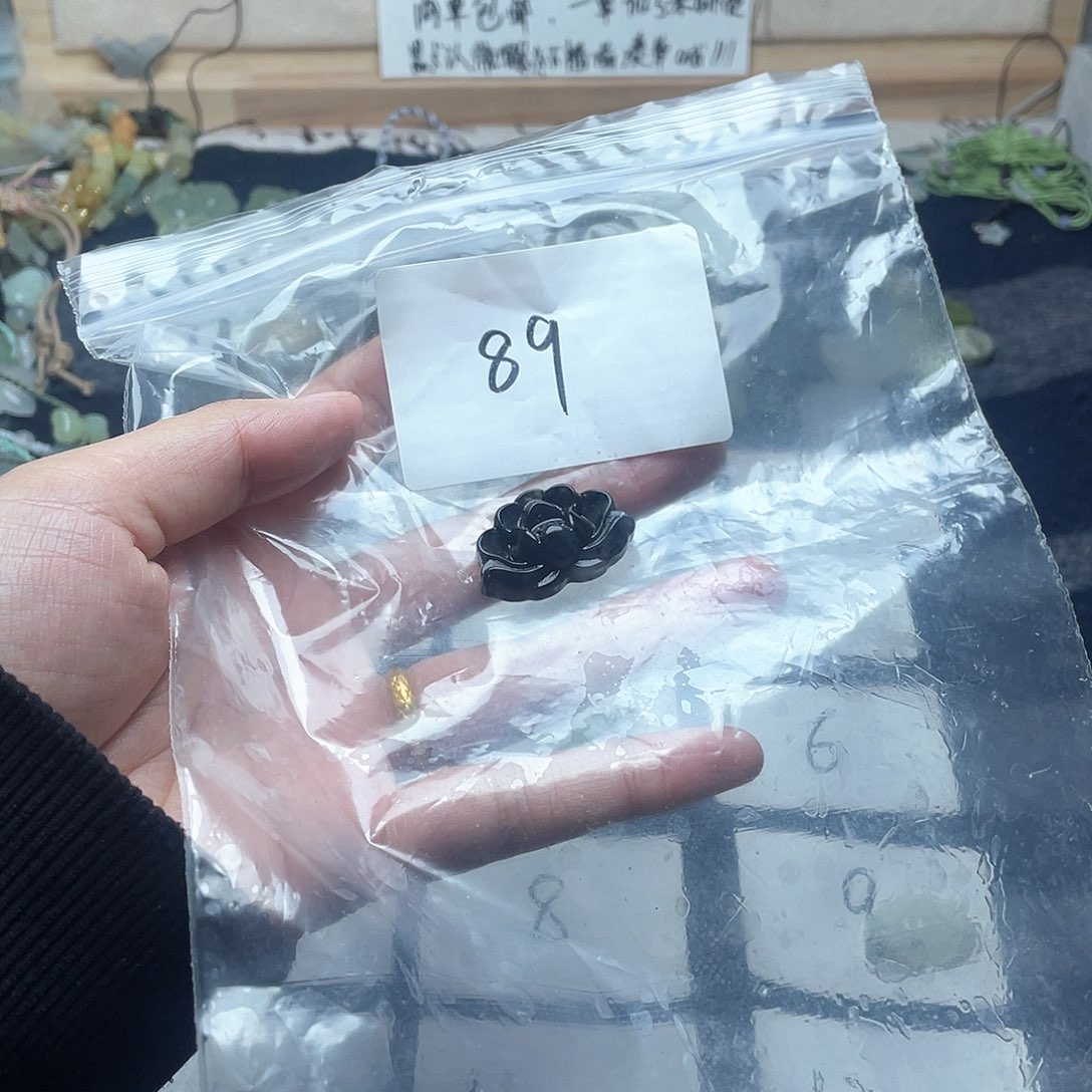 蛇纹石玉颈饰未镶嵌是***?