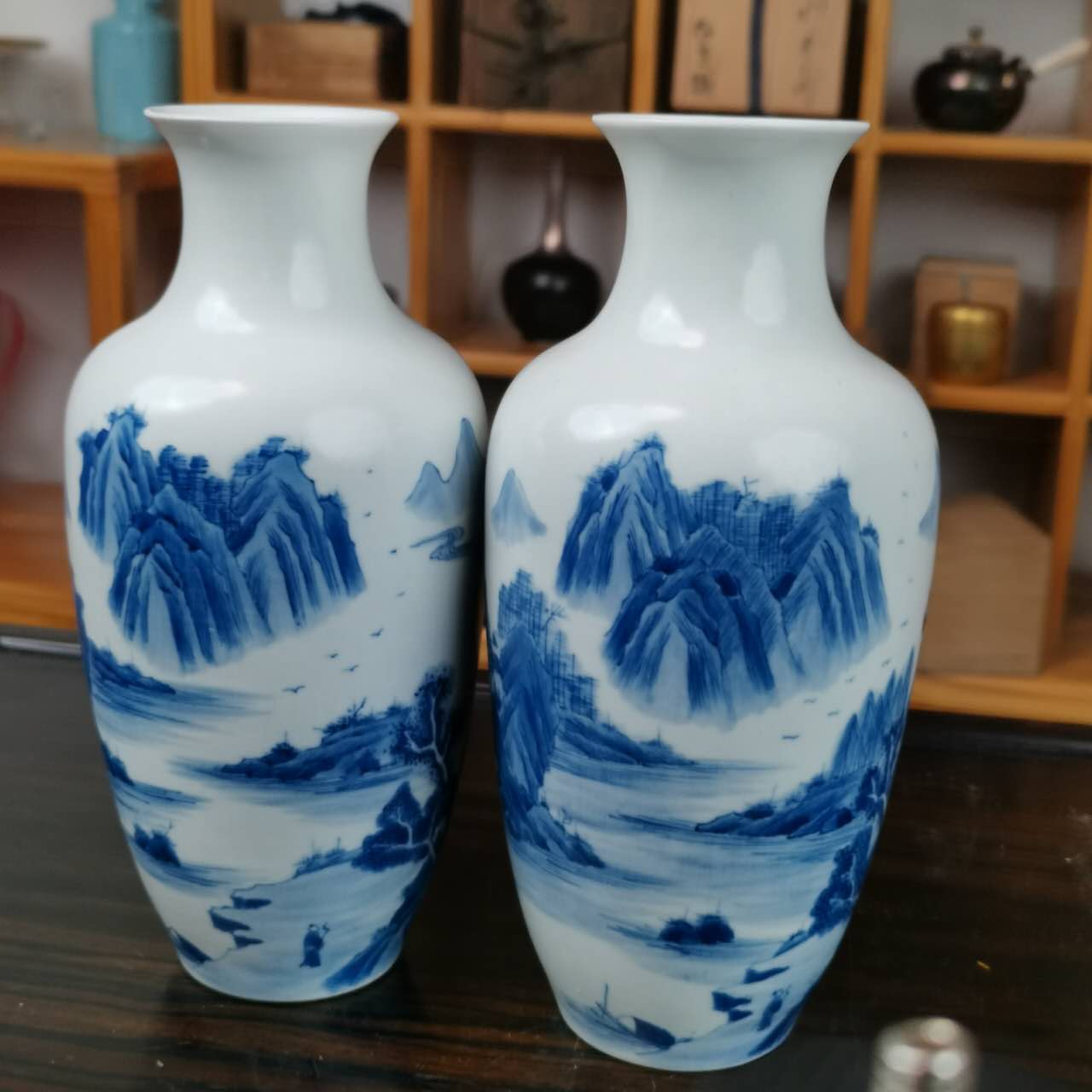 一对青花花卉瓷瓶