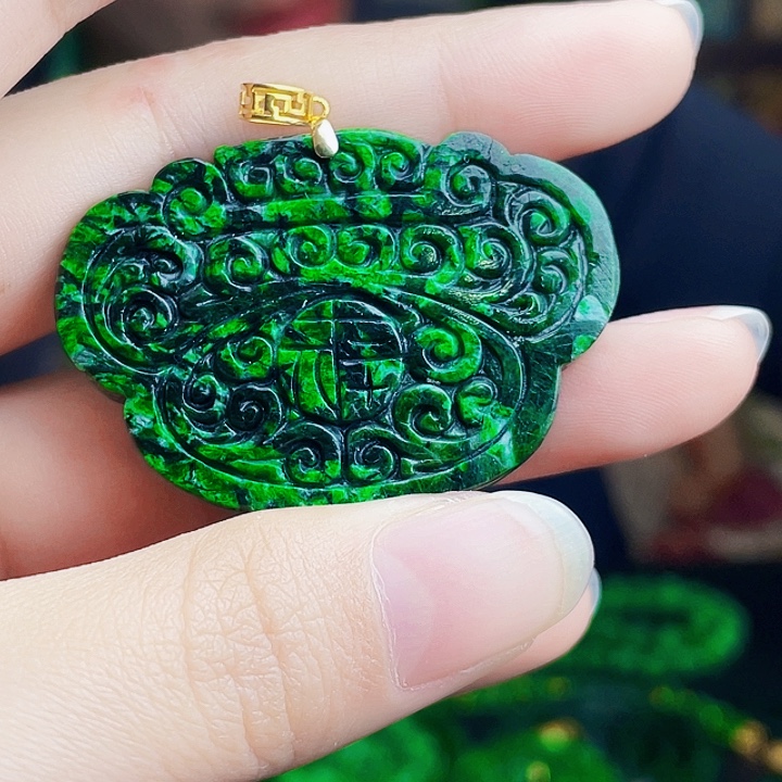 翡翠18K金镶嵌颈饰多样性