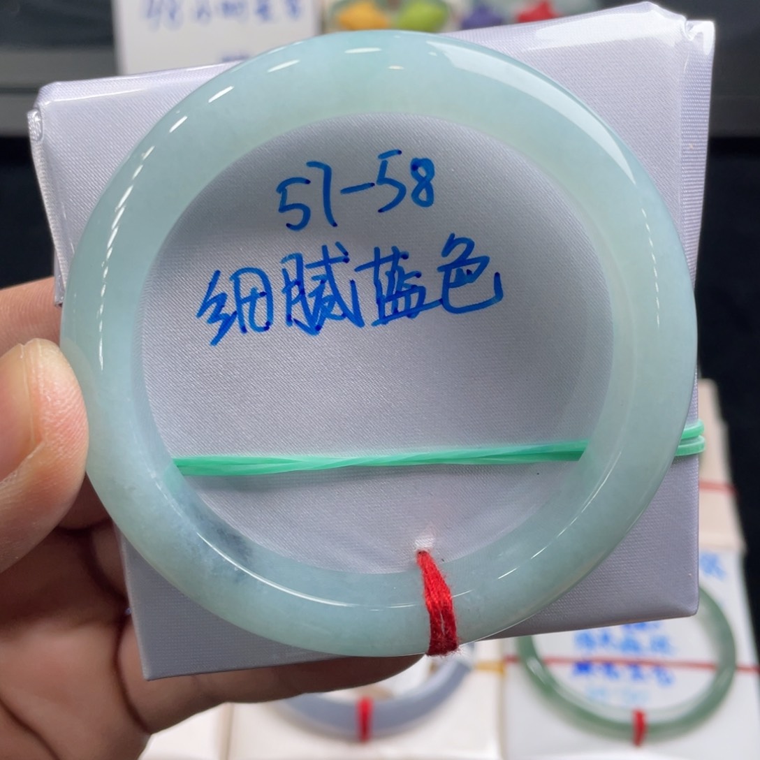 翡翠手镯未镶嵌翡翠手镯