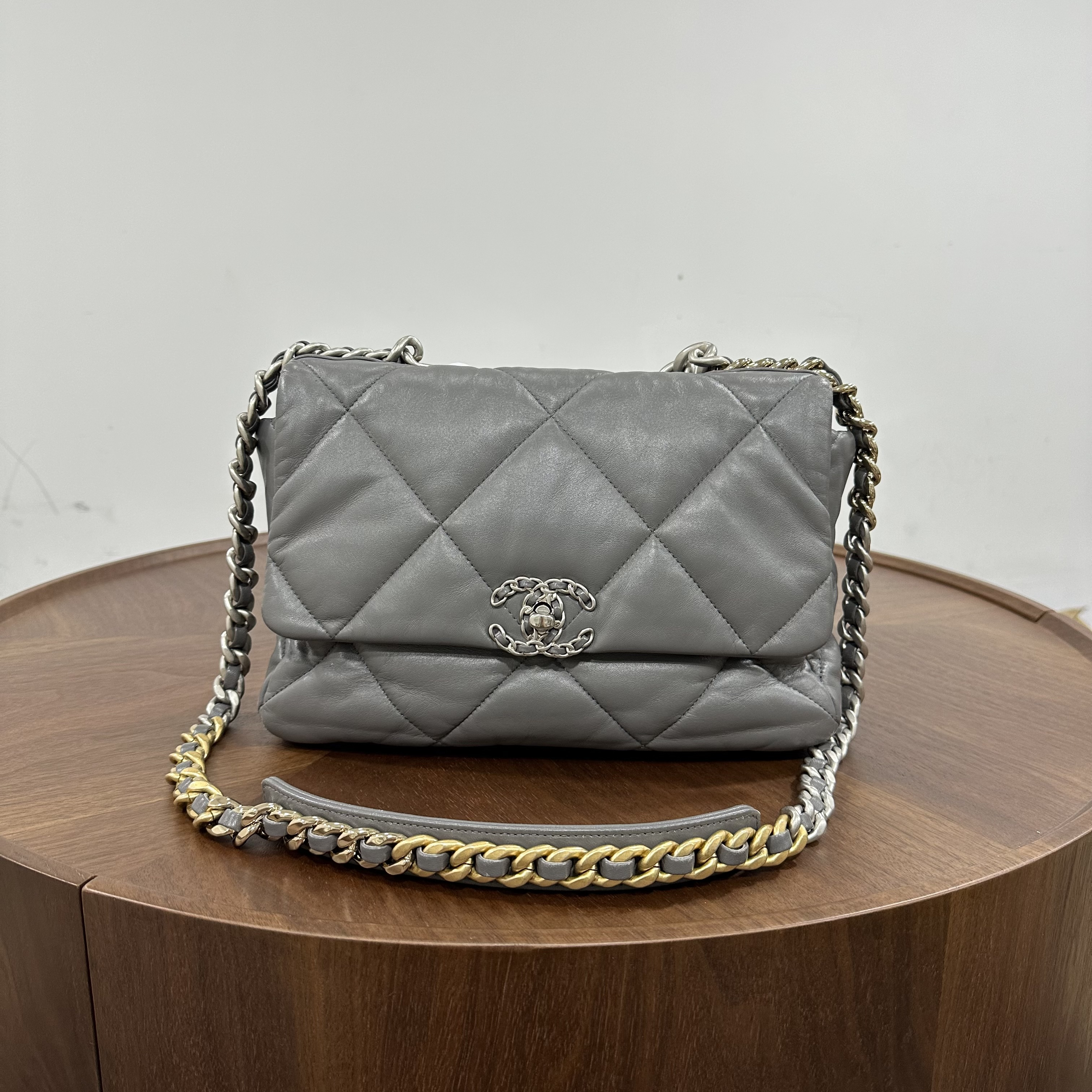99新 Chanel/香奈儿 中号19bag包22芯片羊皮US56252