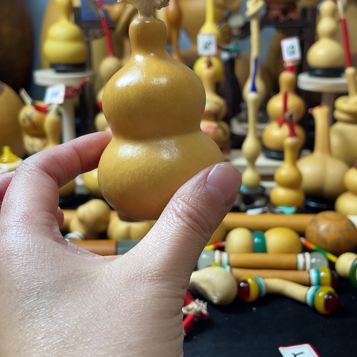 海*葫芦丝老师在讲台前讲故事