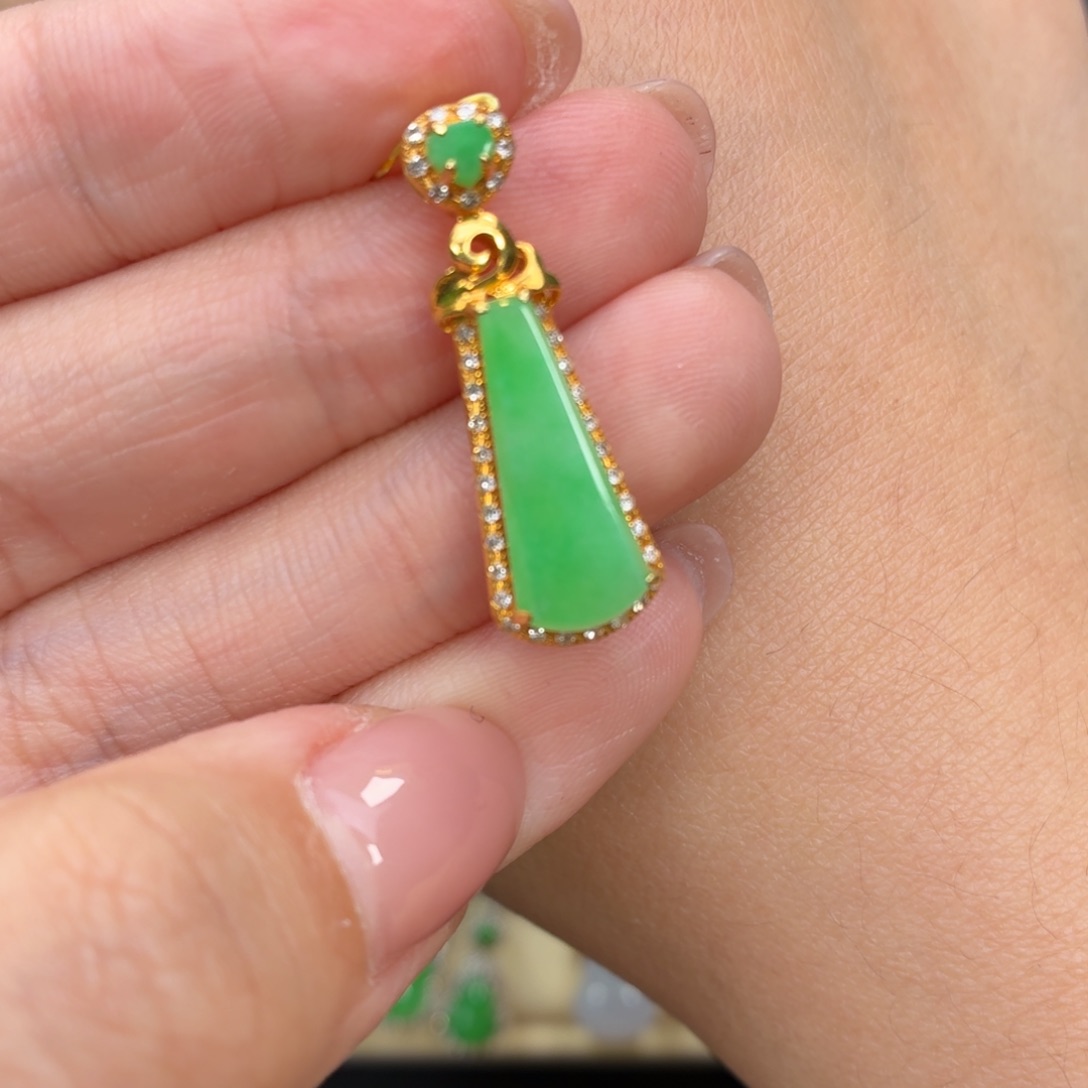 翡翠18K金镶嵌颈饰