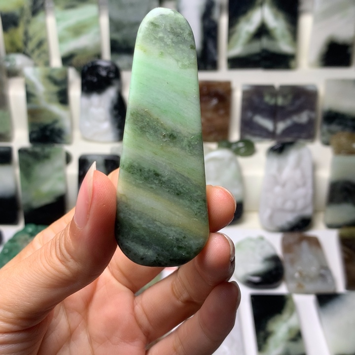 独山玉未镶嵌颈饰