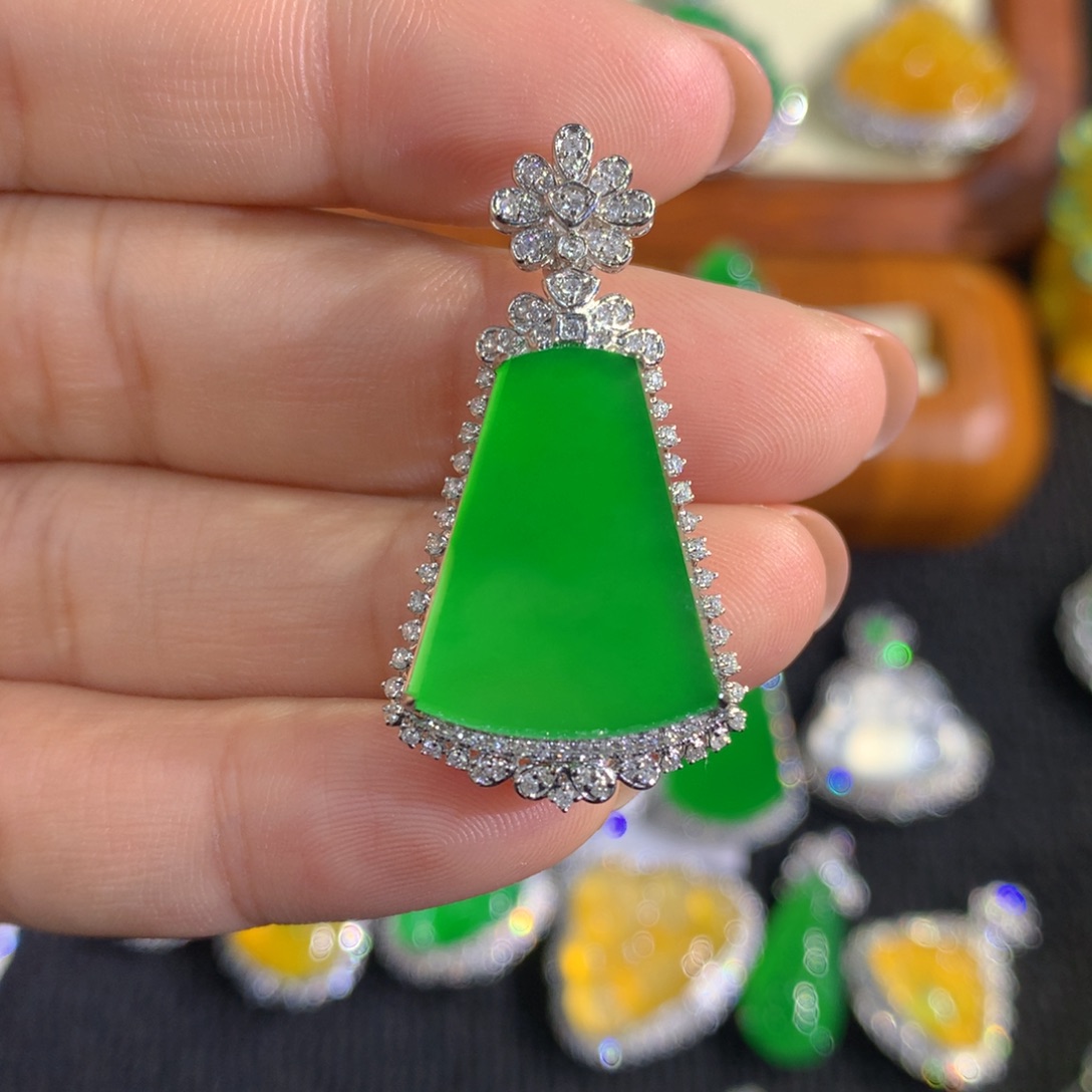 翡翠18K金镶嵌颈饰