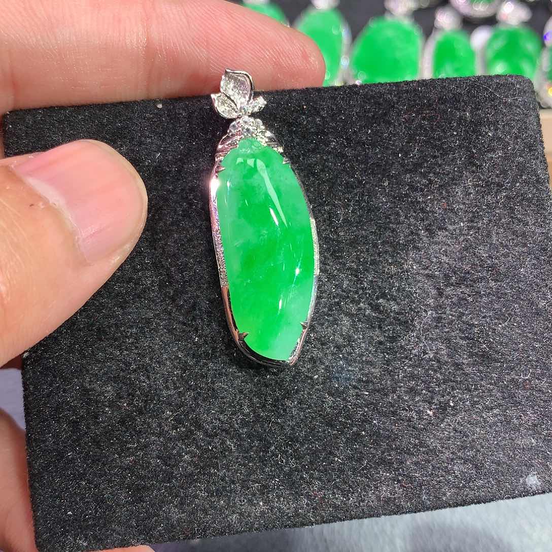 翡翠吊坠(赠链)18K金镶嵌