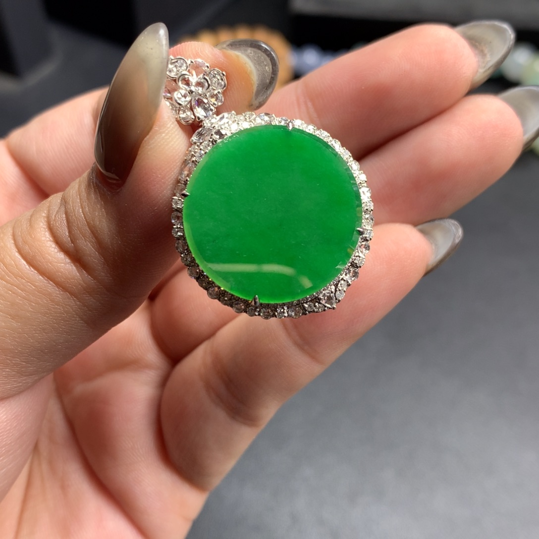 翡翠颈饰18K金镶嵌圆牌