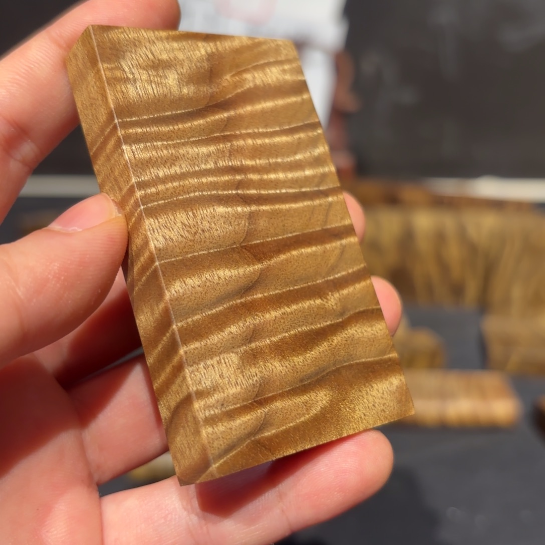 张***骋金丝楠木无事牌材料