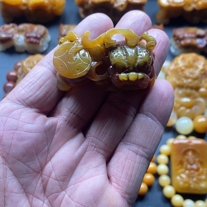 石英质玉（黄龙玉）未镶嵌颈饰