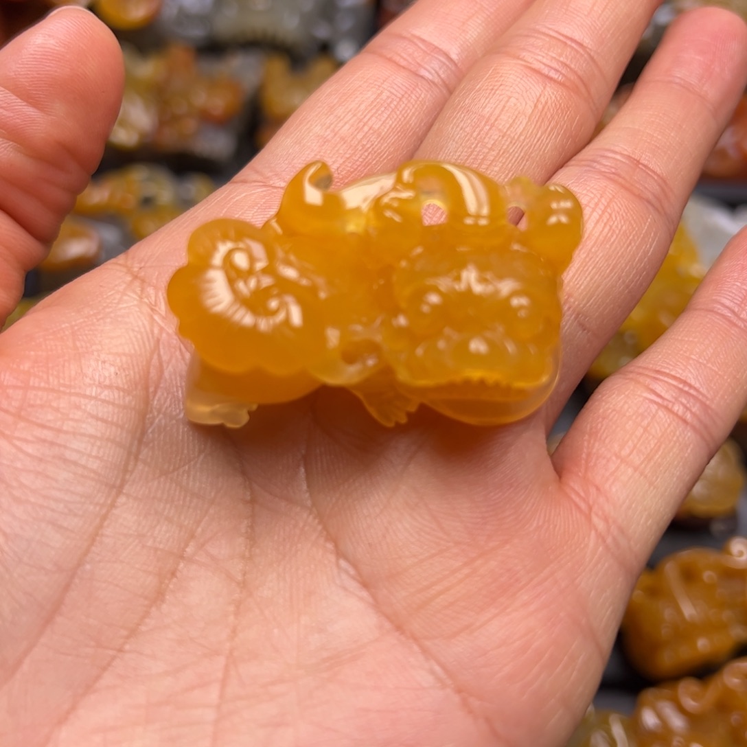 石英质玉（黄龙玉）颈饰未镶嵌