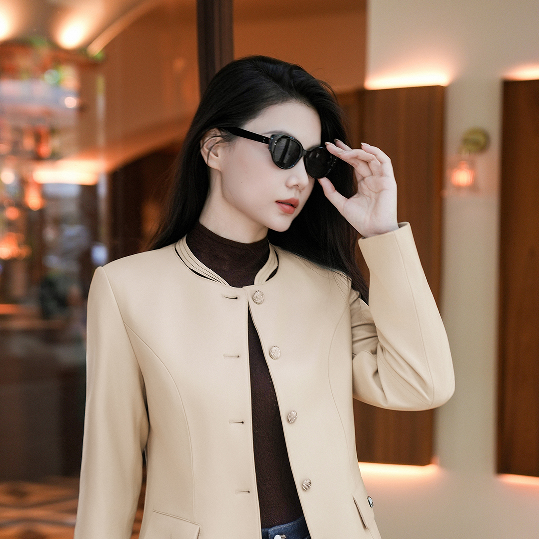 谭飞理想皮衣早秋新款奶油杏色减龄复古羊皮革圆领外套女