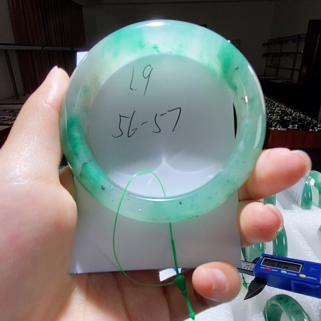 石英质玉未镶嵌颈饰