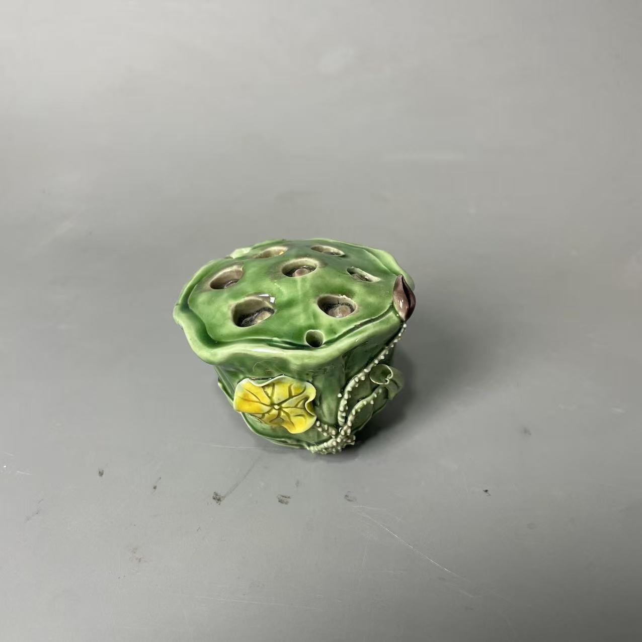 仿生瓷捏塑三彩莲蓬砚滴