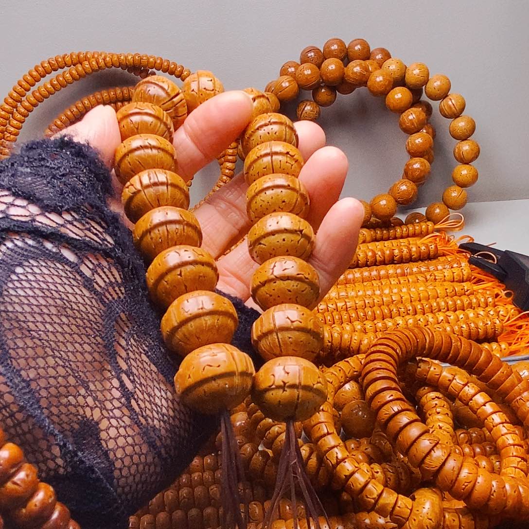 桃核吊坠19乘14加腰缠万贯轻色差33.8