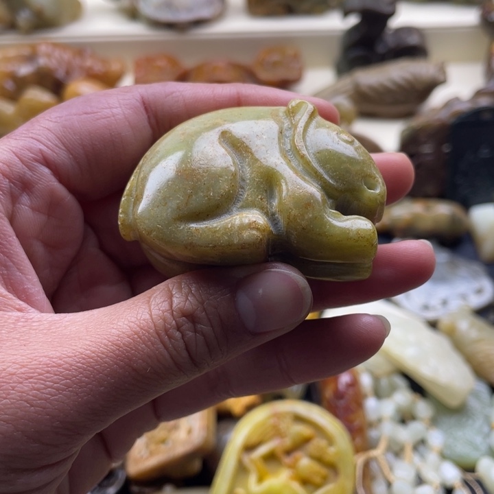 蛇纹石玉颈饰未镶嵌