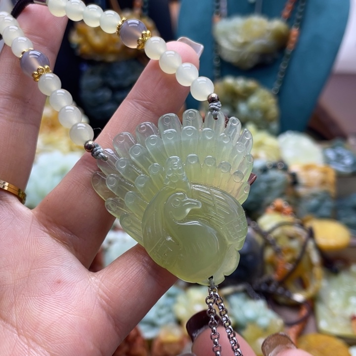 蛇纹石玉未镶嵌颈饰