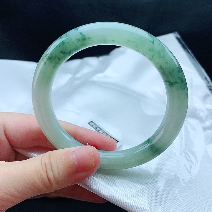 翡翠手镯未镶嵌53圈