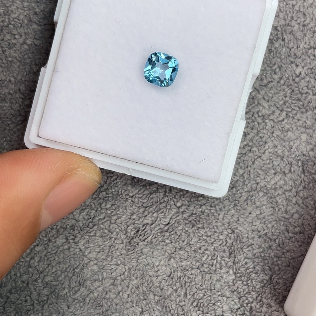 托帕石裸石未镶嵌1.06Ct。