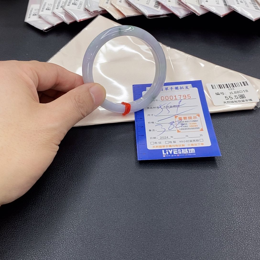 翡翠手镯未镶嵌翡翠手镯