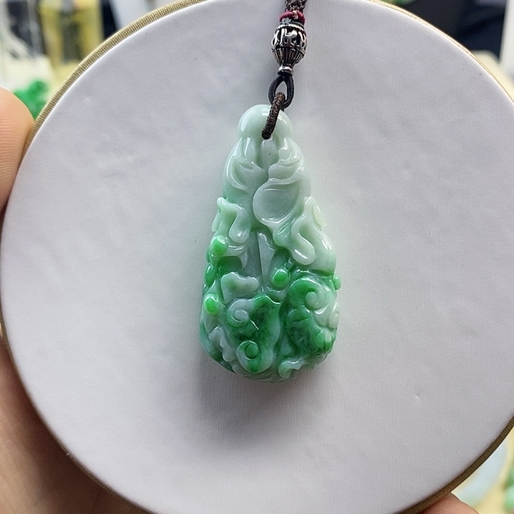 翡翠颈饰未镶嵌白底青阳绿白菜