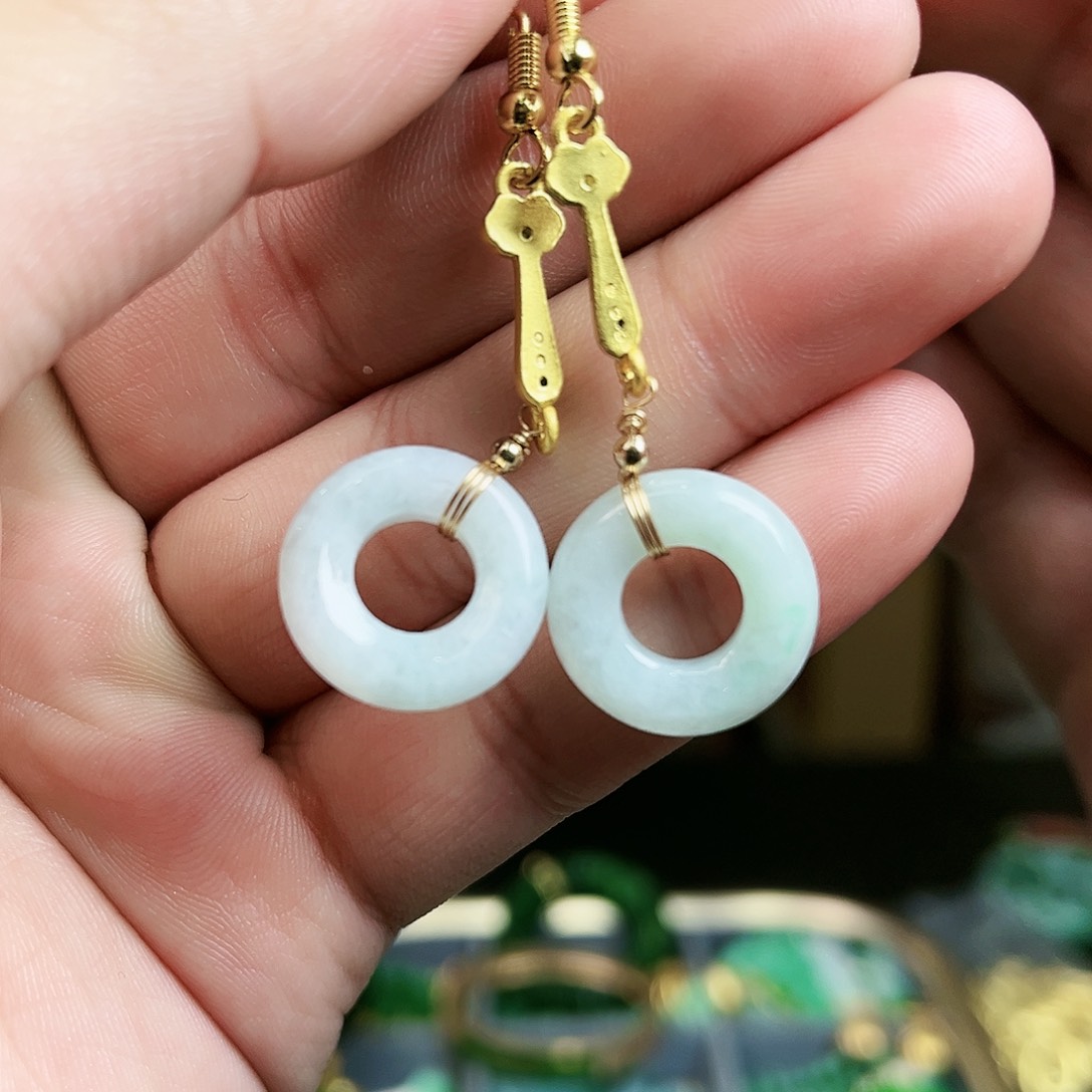 翡翠颈饰未镶嵌耳饰