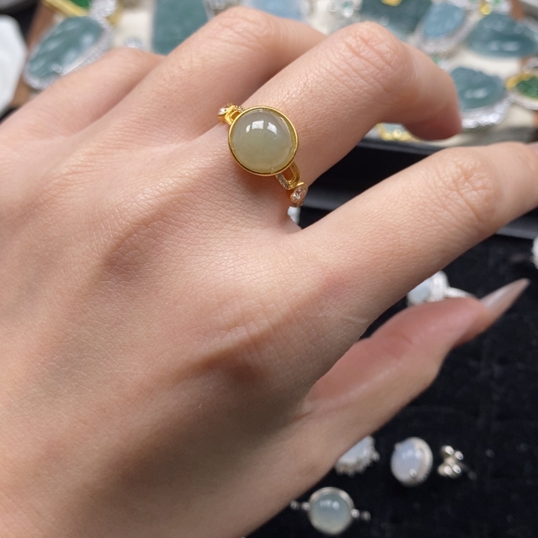 翡翠颈饰未镶嵌翡翠