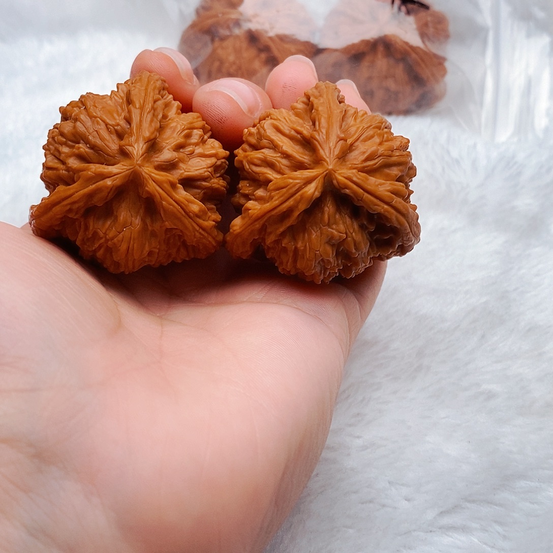 甜***米文玩核桃吊坠三棱