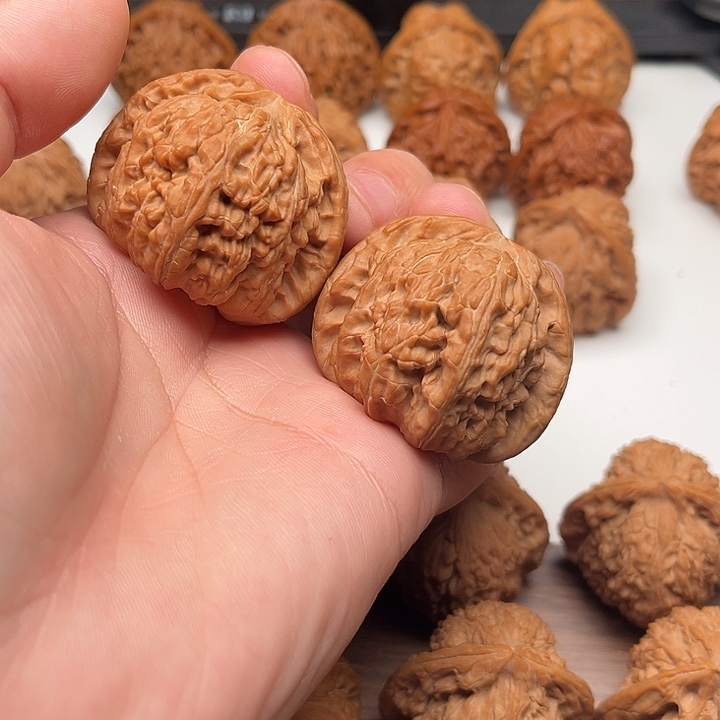 文玩核桃吊坠44白狮子