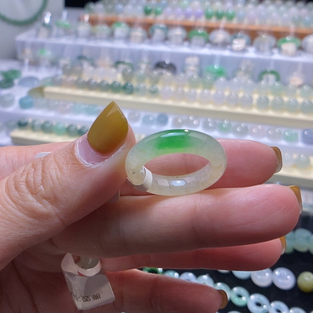 翡翠未镶嵌戒指13号飘绿