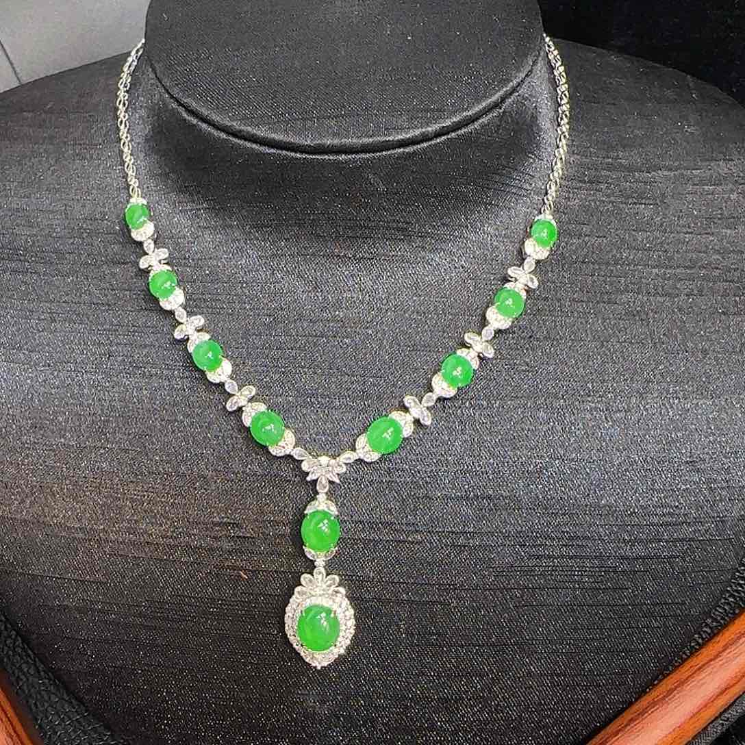 翡翠颈饰18K金镶嵌阳绿蛋面套链