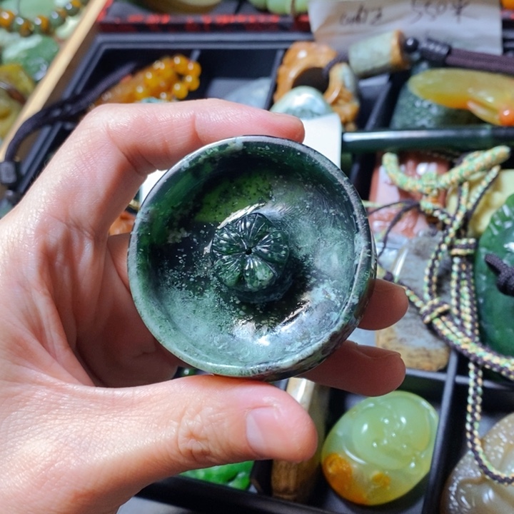 蛇纹石玉颈饰未镶嵌