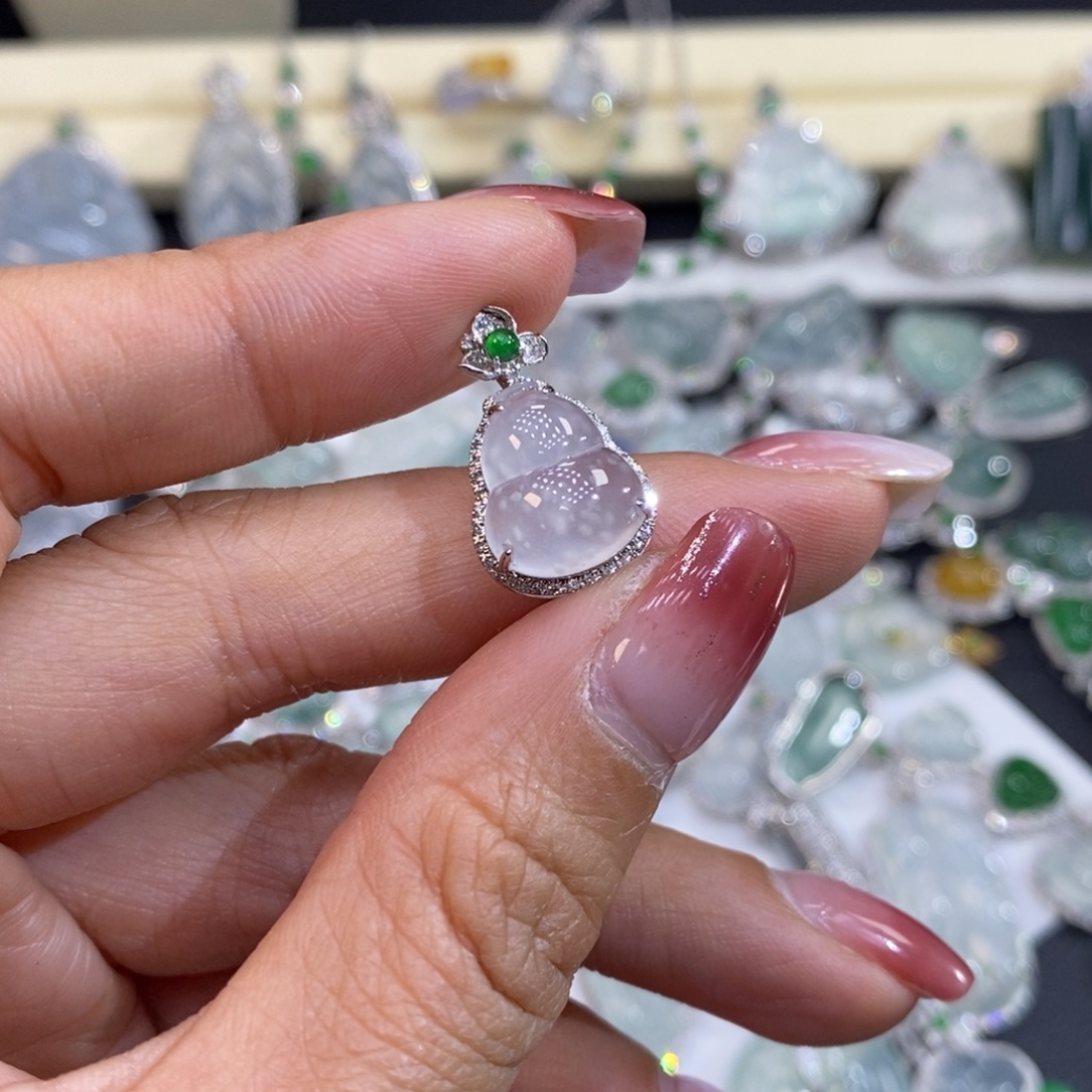 翡翠18K金镶嵌颈饰