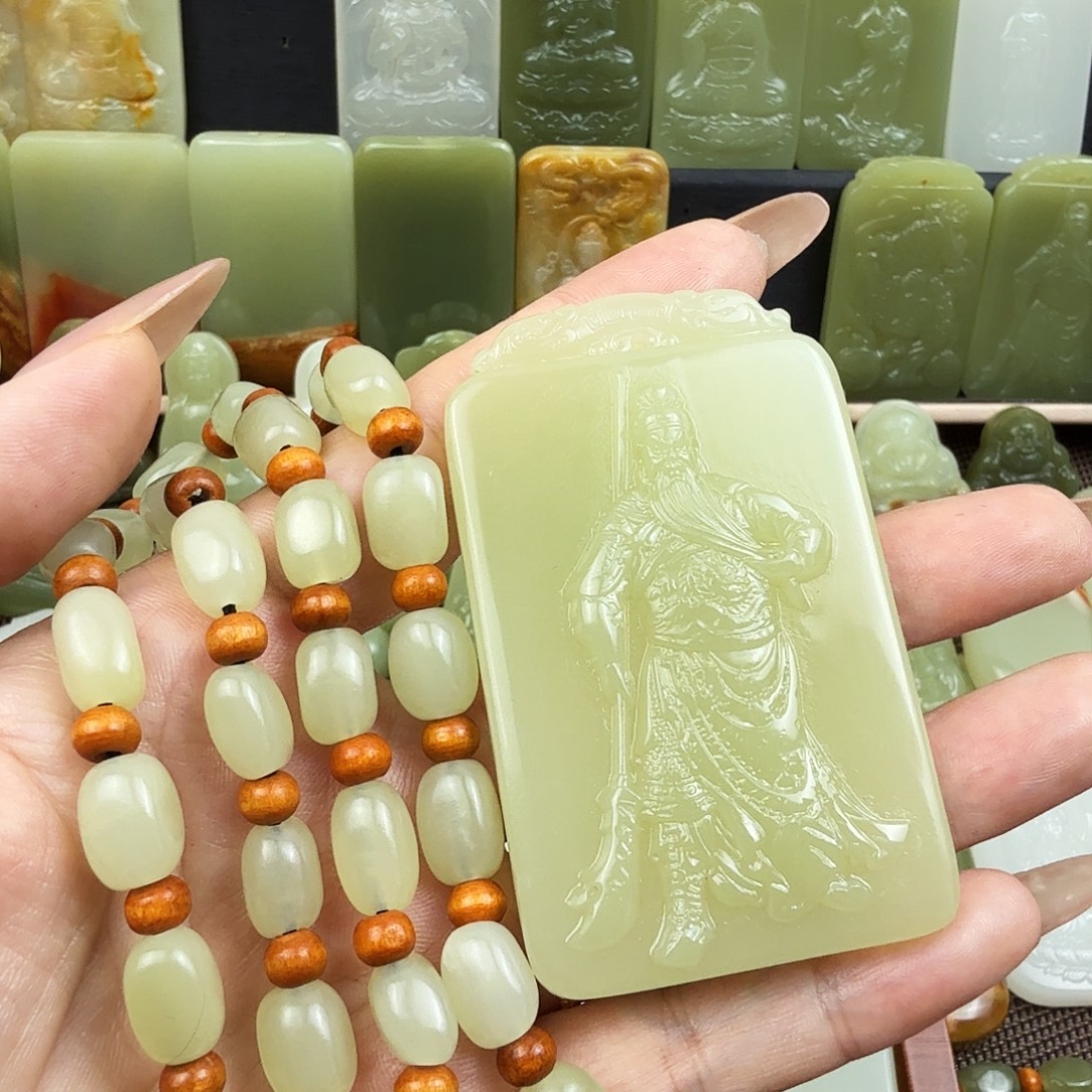 果绿色关公牌吊坠