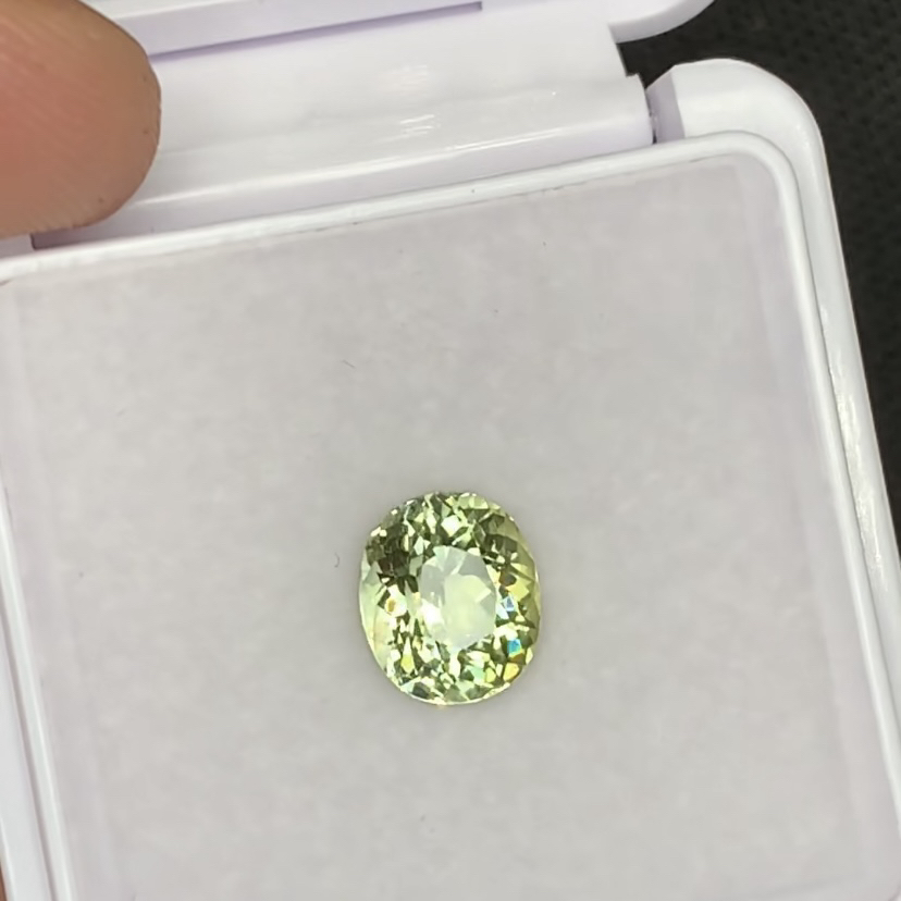 天然阿富汗金绿色碧玺 2.5ct尺寸7.5×8.8