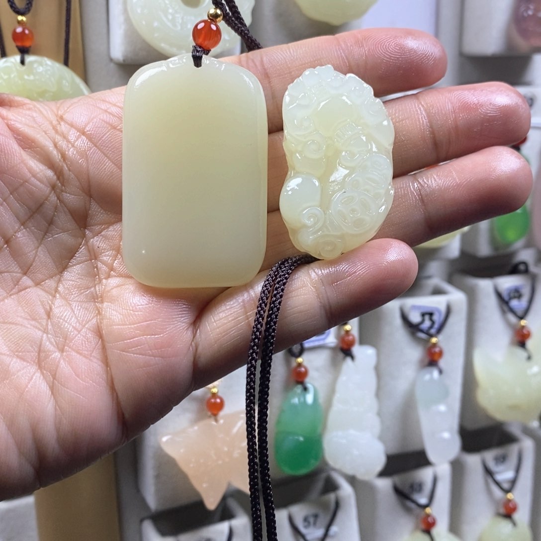 颈饰未镶嵌石英质玉（金丝玉）忍**术