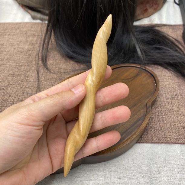 16.3.厘米崖柏木发簪 干油料双尖扭扭单簪y90