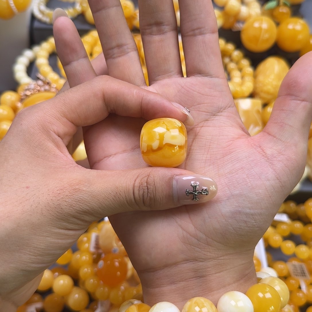 未镶嵌琥珀珠宝奇石墩子