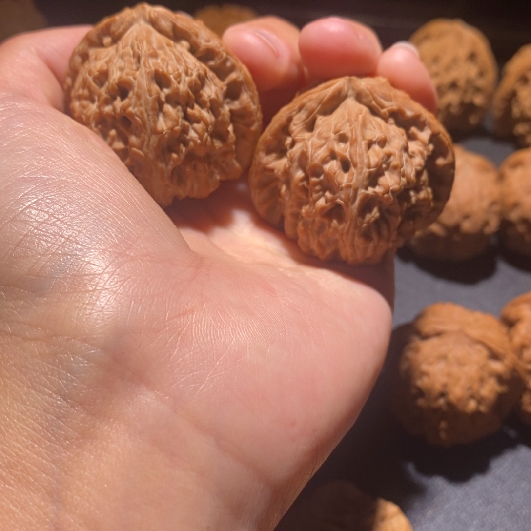 文玩核桃吊坠小*待白狮子