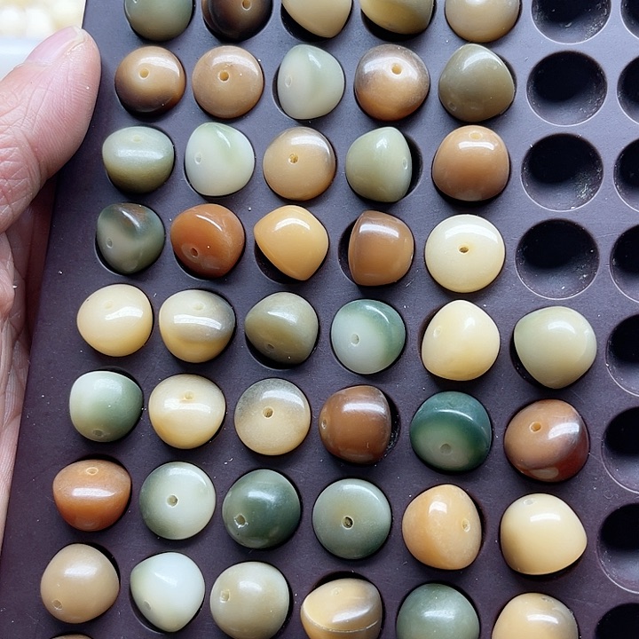 白玉菩提吊坠瑕疵13皮蛋碗55颗