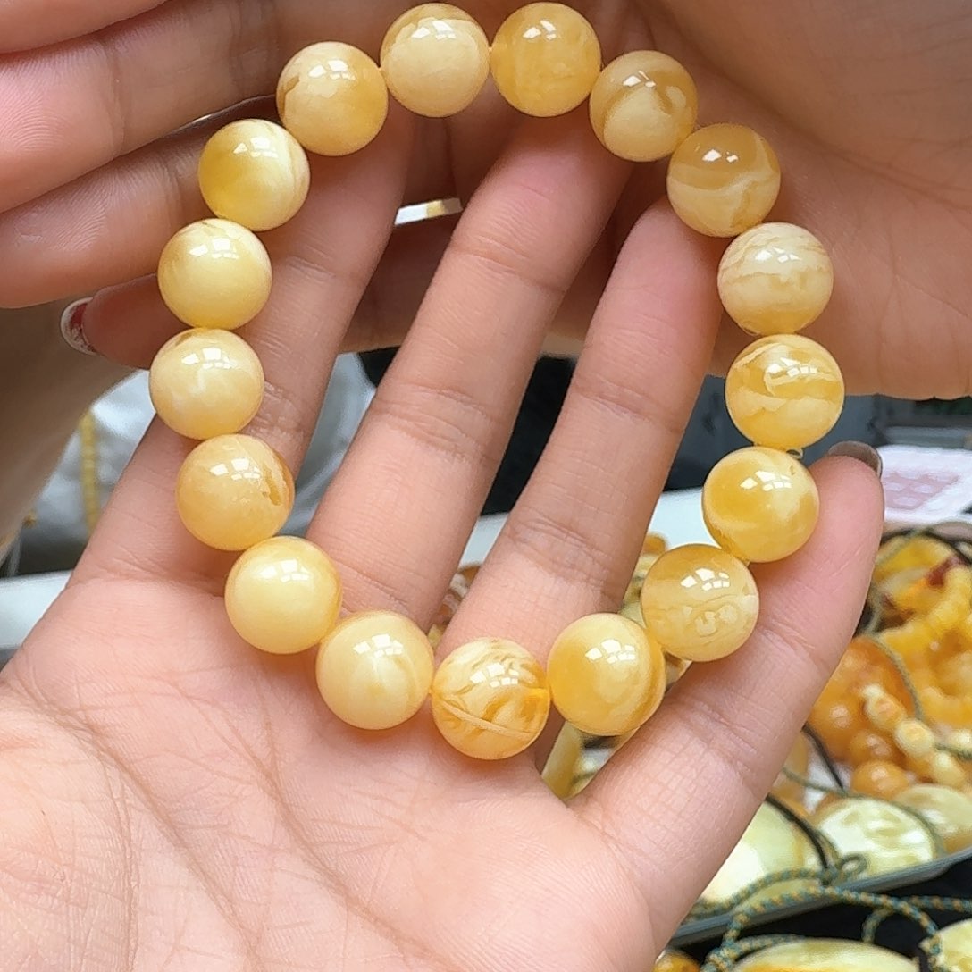 琥珀裸石未镶嵌……