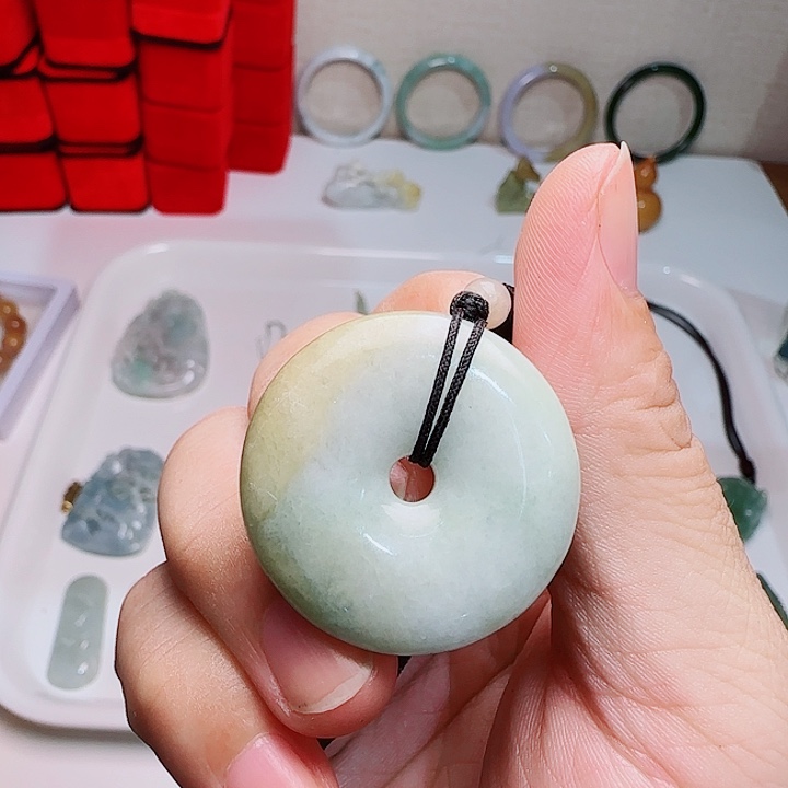 翡翠未镶嵌颈饰平安扣